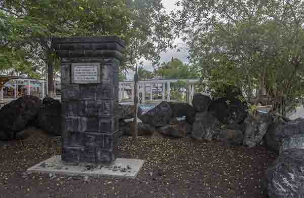 44 - Ecuador - islas Galapagos - isla Isabela - Puerto Villamil - monumento a la eliminacion de la colonia penal